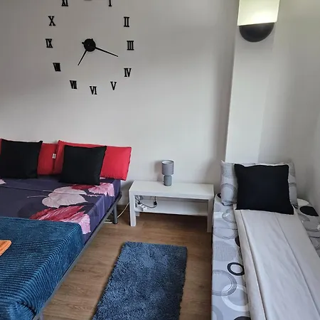 Hotel cápsula Sagrera Nino House Barcelona