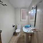 Sagrera Nino House מלון קפסולה ברצלונה